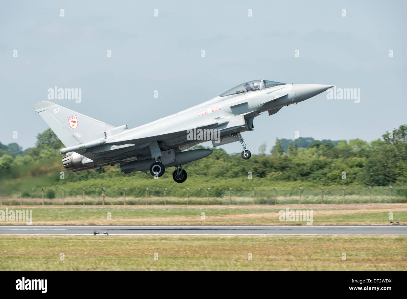 British Royal Air Force Eurofighter FGR4 Typhoon Multi Rolle Kampfjet startet von Fairford zur Teilnahme an der 2013 RIAT Stockfoto