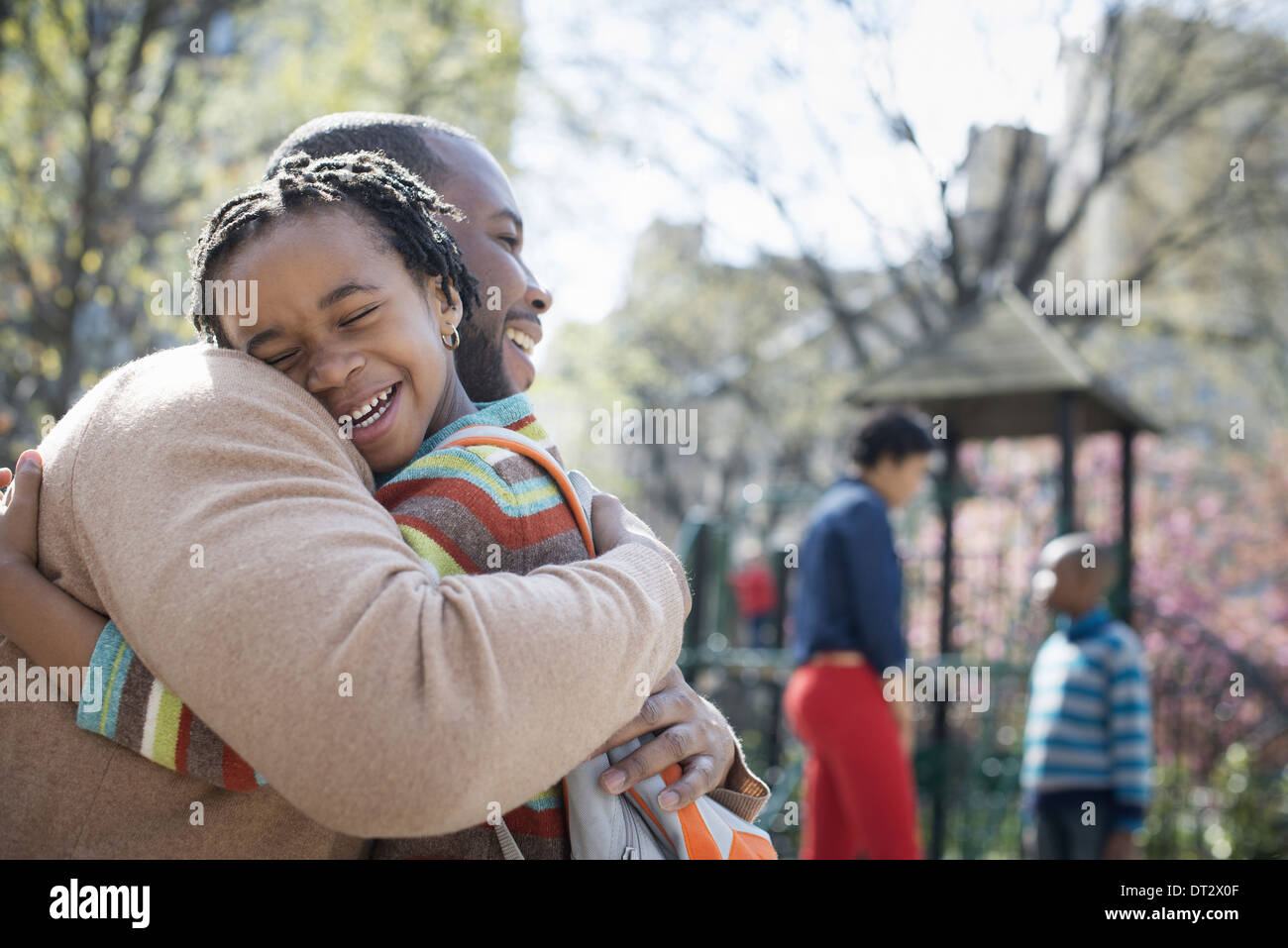 Eine Familie, die zusammen ein Vater seinen Sohn umarmt Stockfoto