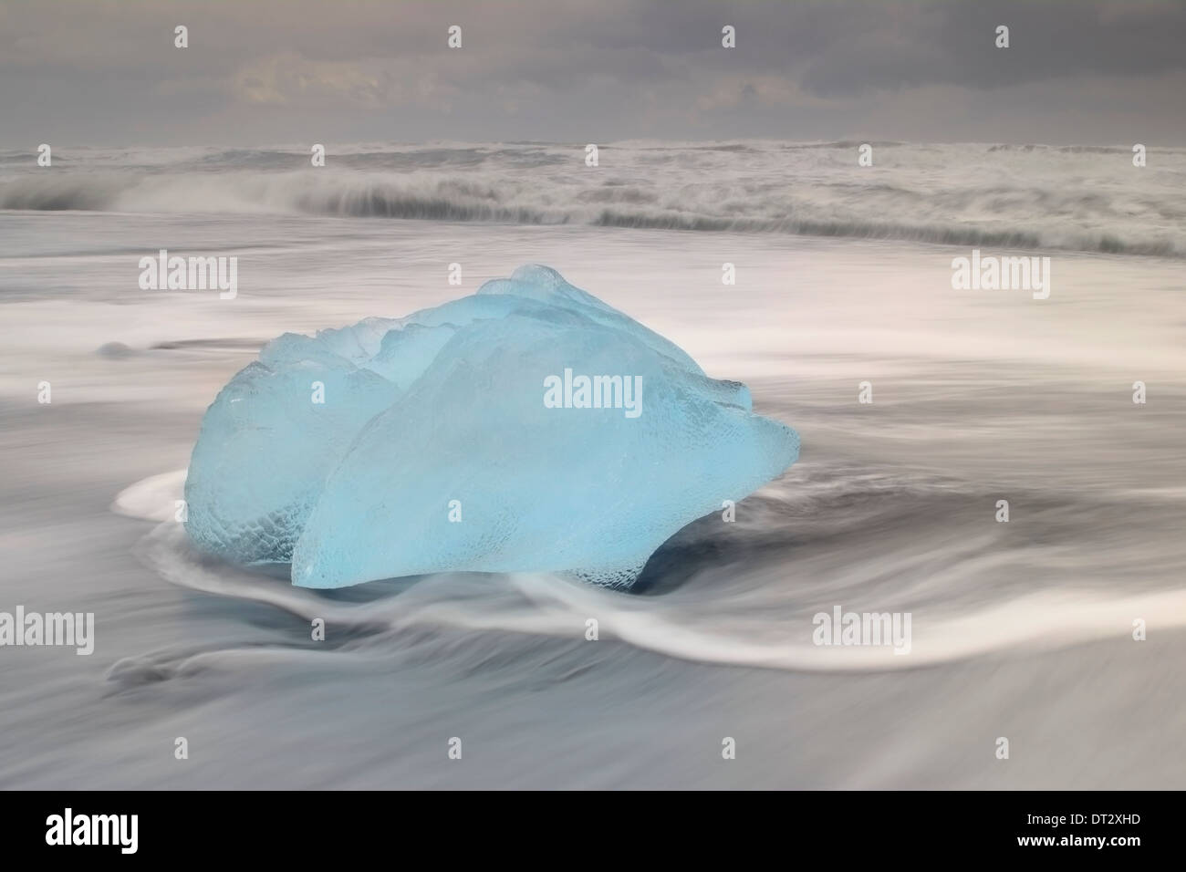 Eisberge und Wellen am Jökulsárlón Strand, Polarregion, Südisland Stockfoto