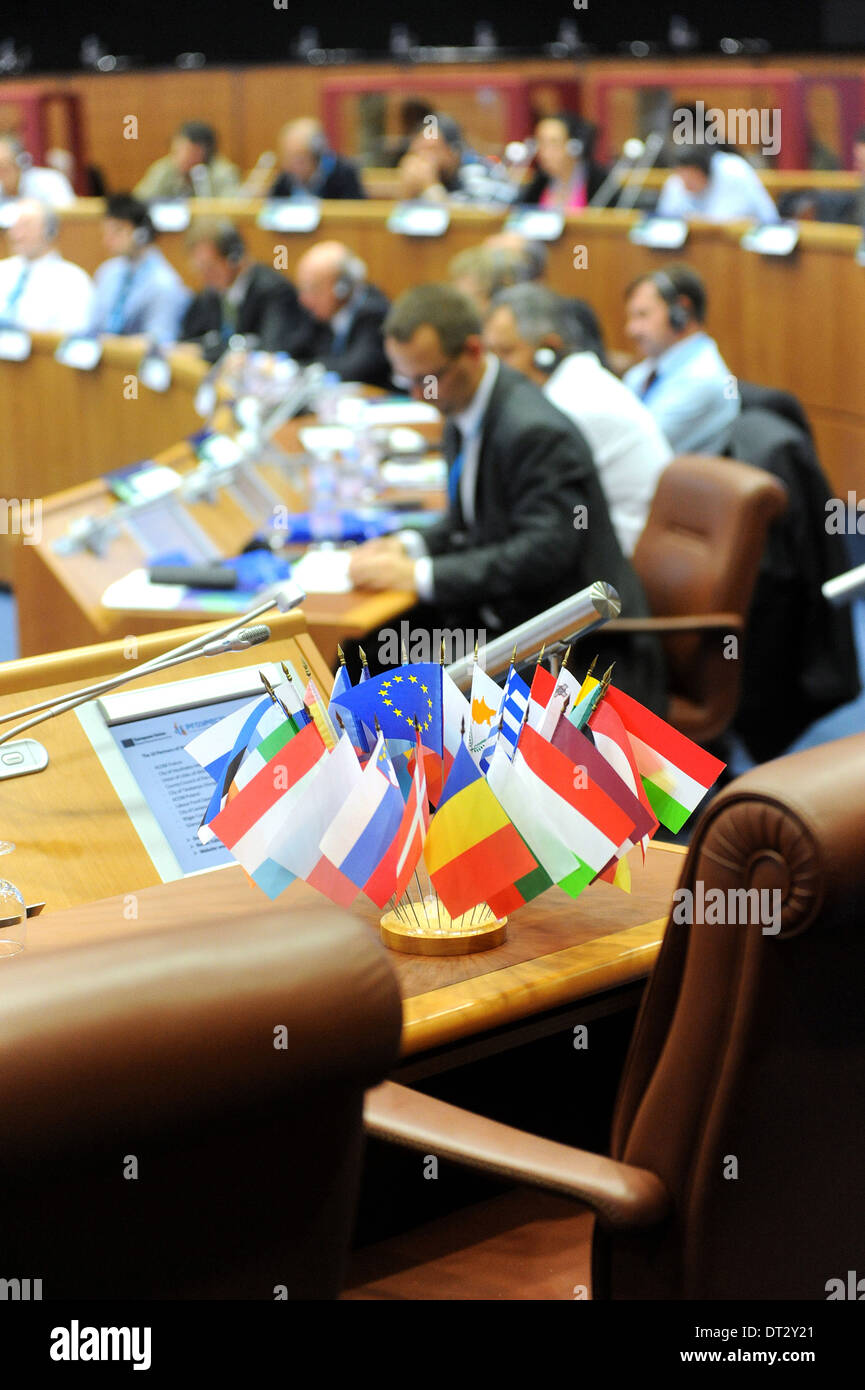 Flaggen der Länder der Europäischen Union auf ein Podest bei einem Treffen der politischen Versammlung Stockfoto