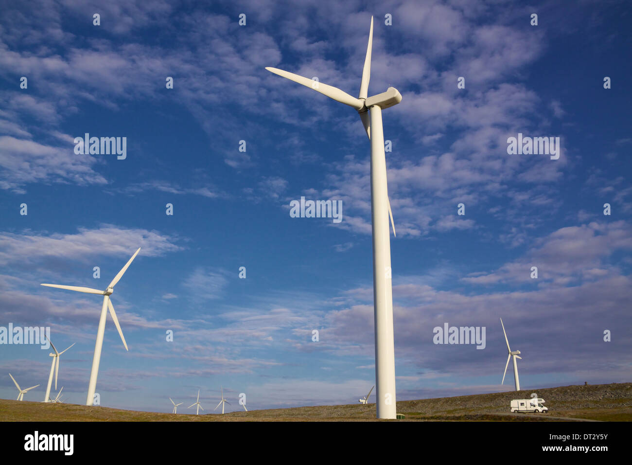 Windkraftanlagen zur Stromerzeugung in Arktis auf Island Havoya, Norwegen Stockfoto