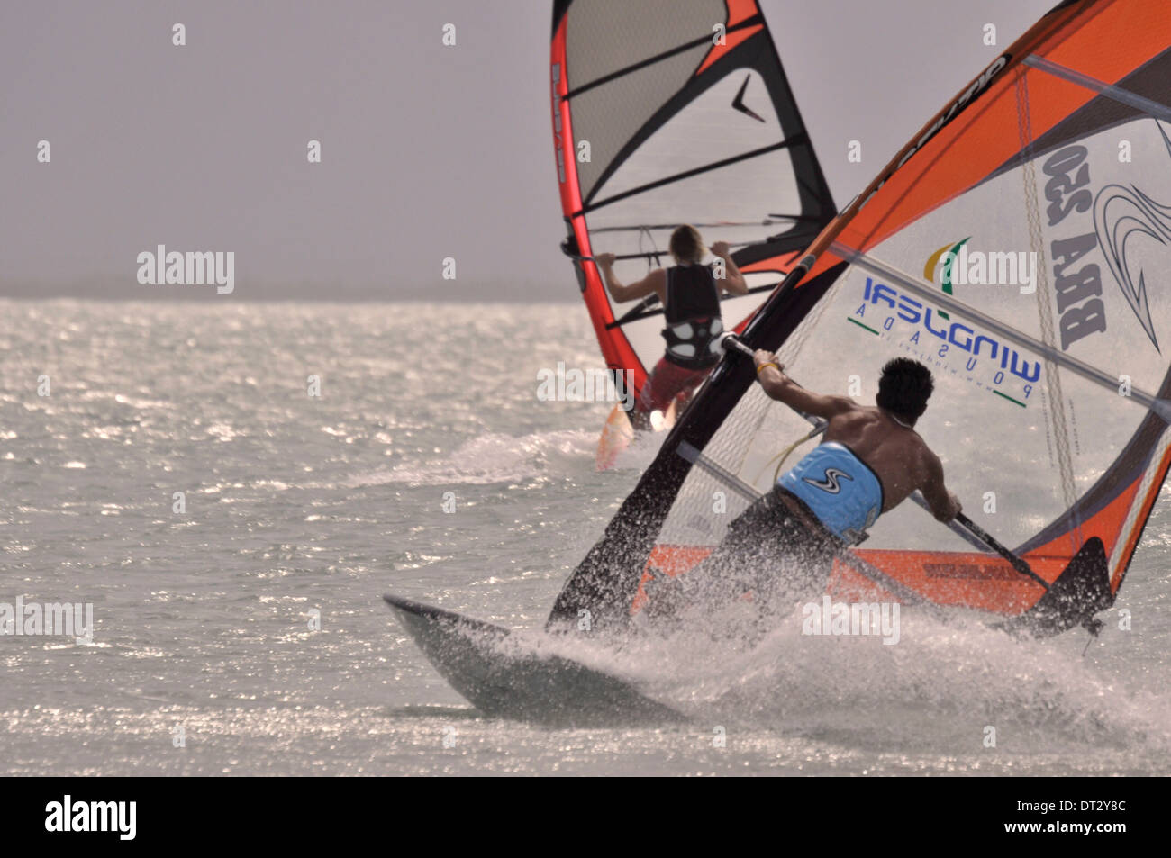 BH, Ceará, Brasilien, Jericoacoara, Windsurfer Rippen bin Späten unübersehbaren. Stockfoto