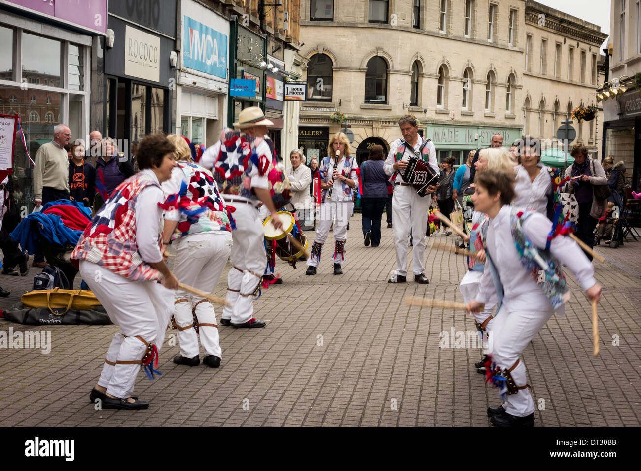 Morris Tänzerinnen in der Innenstadt von Stroud, Gloucestersnire, UK Stockfoto