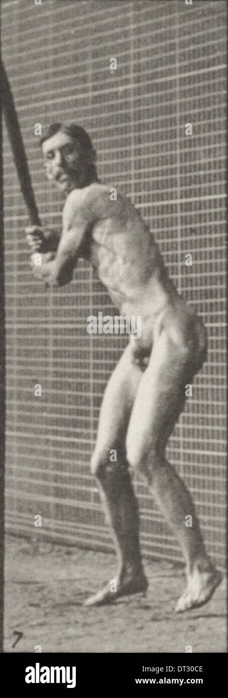 Ein Foto eines nackten Mannes, der Cricket spielt, in Aktion gezeigt, während er den Ball schlägt und fährt, aufgenommen im frühen 20. Jahrhundert. Stockfoto