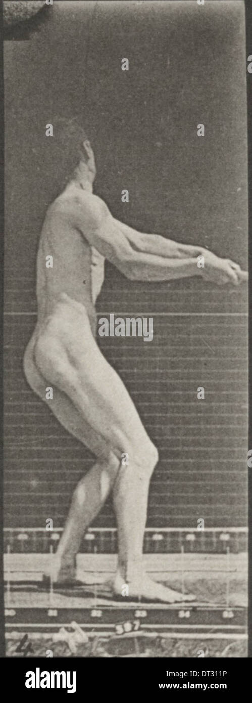 Ein nackter Mann, der den Hammerwurf durchführt, gefangen in der Mitte der Action. Diese sportliche Leistung zeigt Stärke und Leichtathletik. Stockfoto