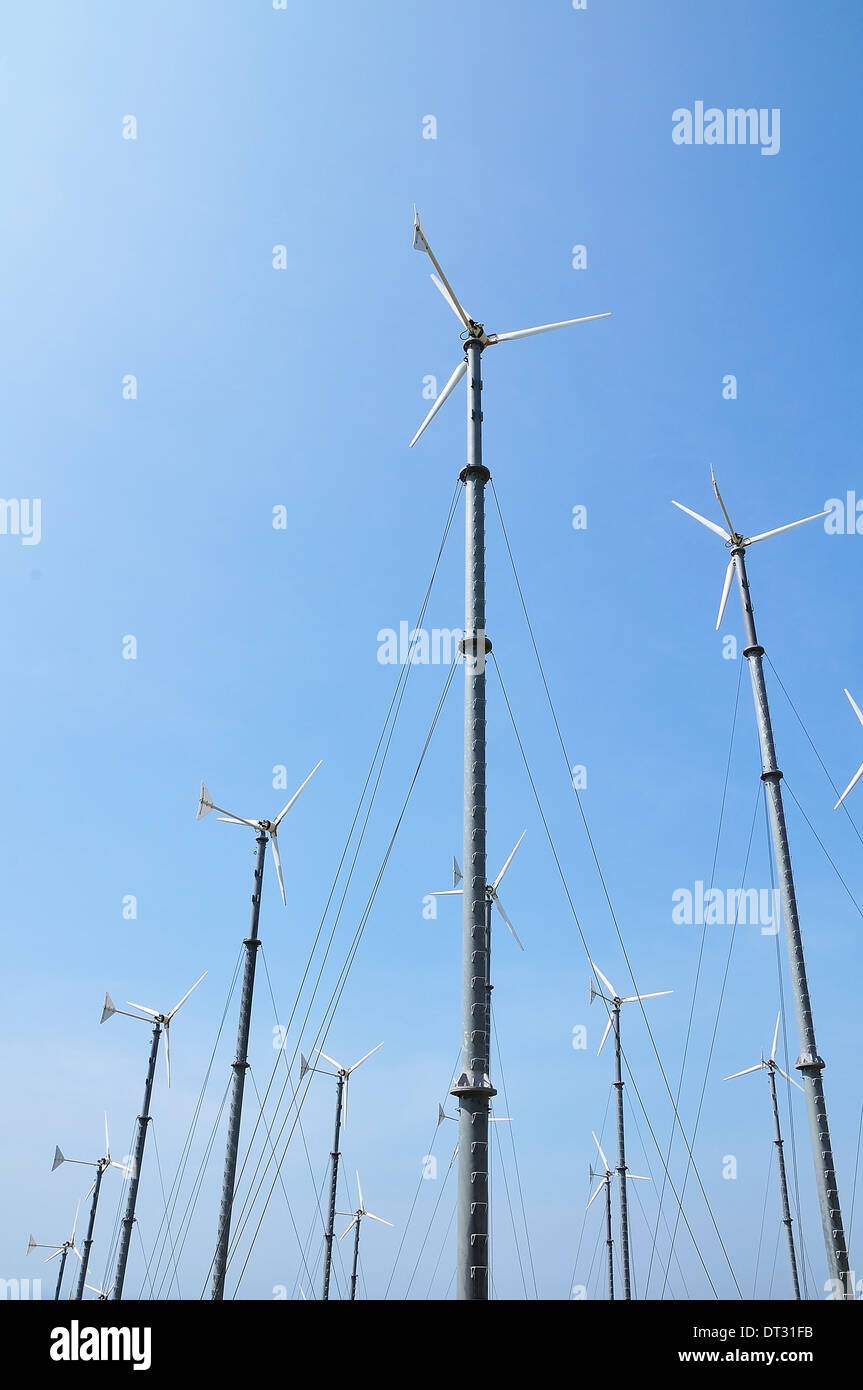 Windturbine zur Stromerzeugung auf blauen Himmel Stockfoto