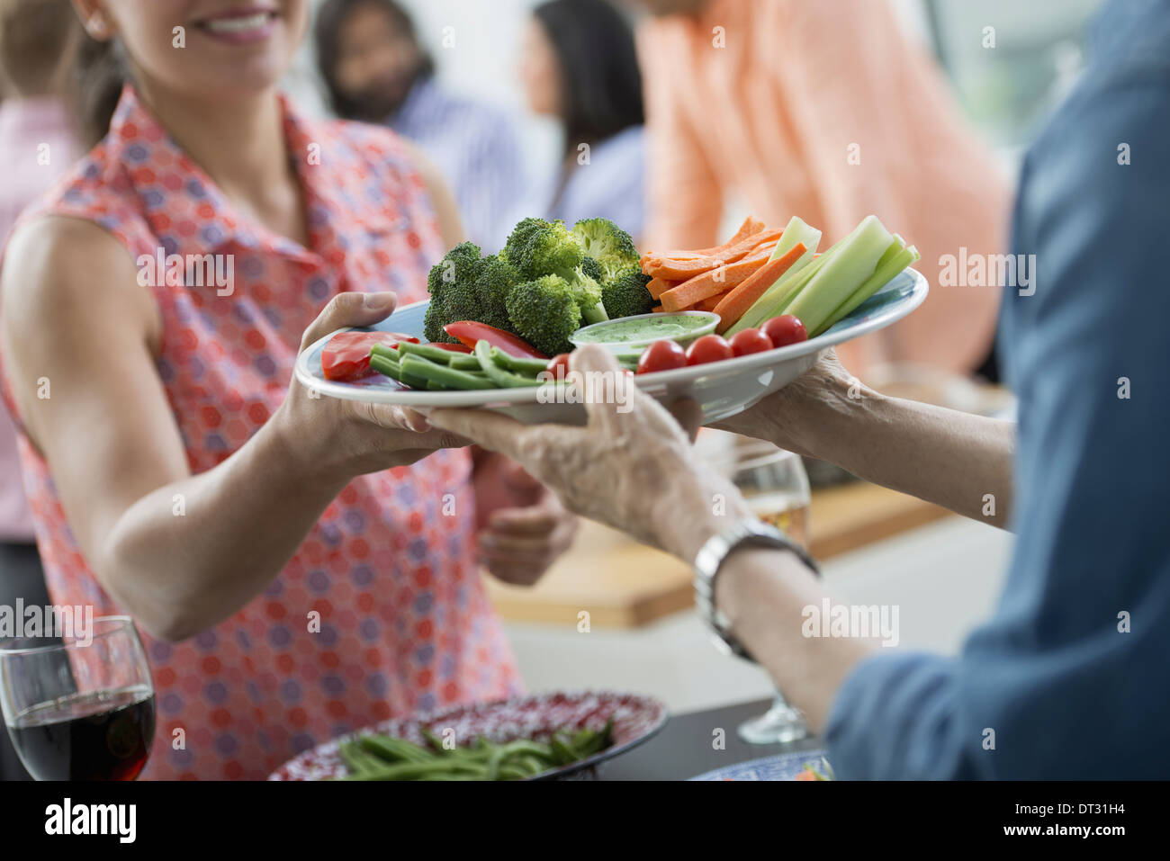 Salatbuffet altersgemischte und Ethnien treffen zusammen Stockfoto