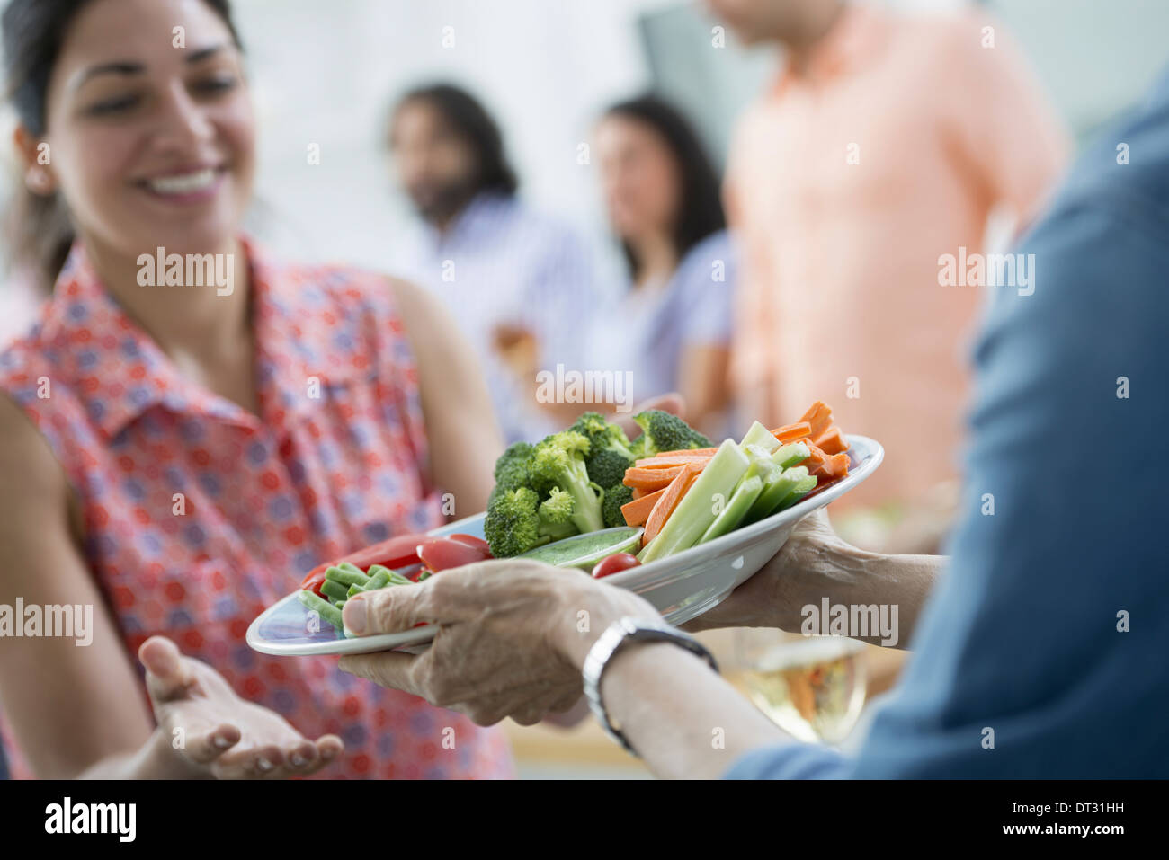 Salatbuffet altersgemischte und Ethnien treffen zusammen Stockfoto