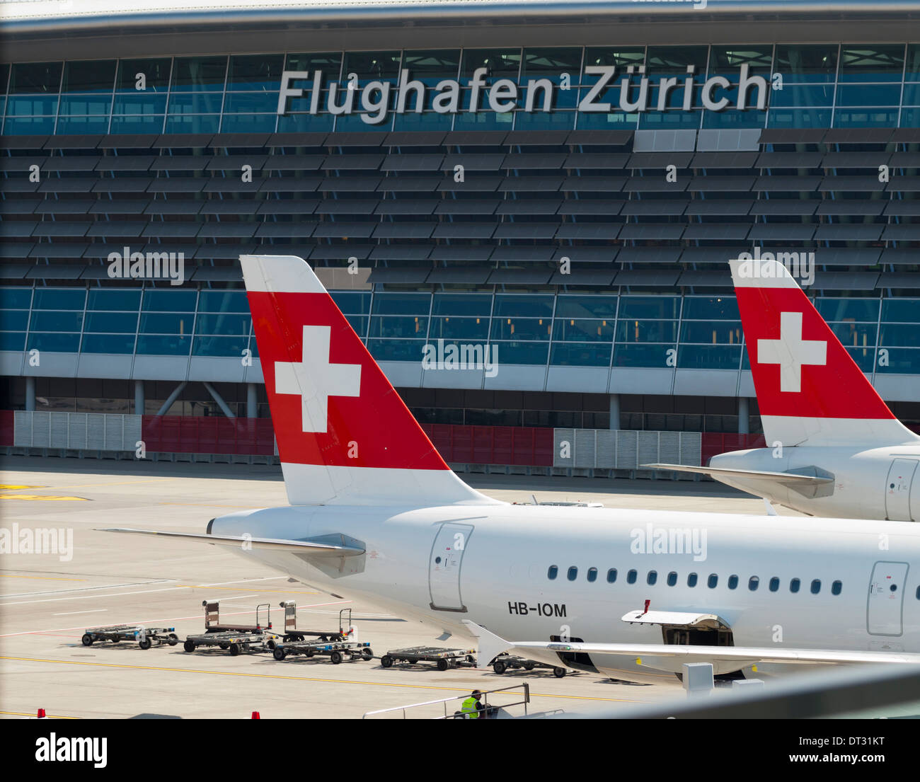 Swiss International Airlines Passagierflugzeuge geparkt in Zürich Kloten International Flughafen Terminal 2 Stockfoto