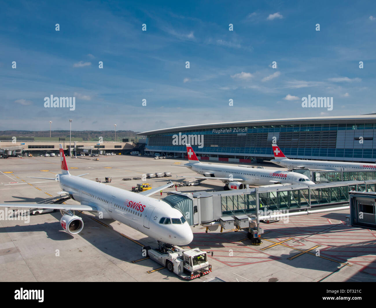Swiss International Airlines Passagierflugzeuge geparkt in Zürich Kloten Flughafen, Terminal 2 Stockfoto