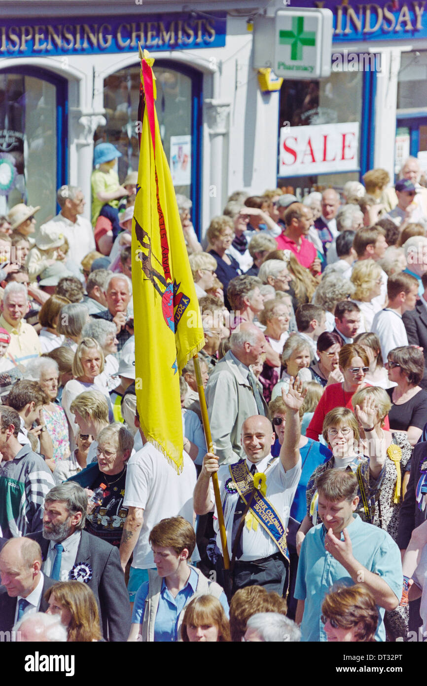 Selkirk gemeinsame Reiten. Ein Verein Standartenträger macht seinen Weg durch die Menge in Selkirks alten Marktplatz. Stockfoto