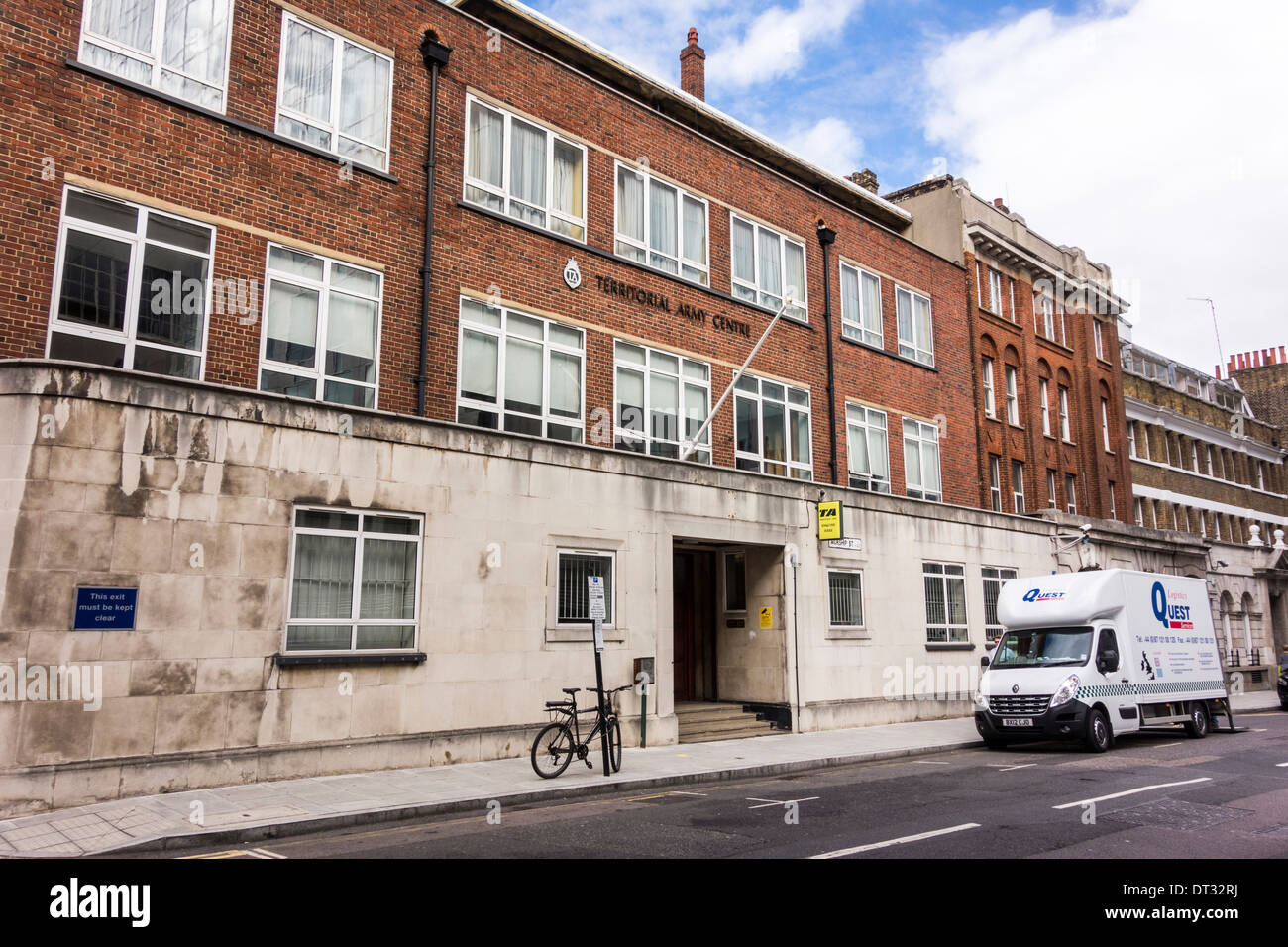 Territoriale Armee-Zentrum in Anbetung Street, London, UK Stockfoto