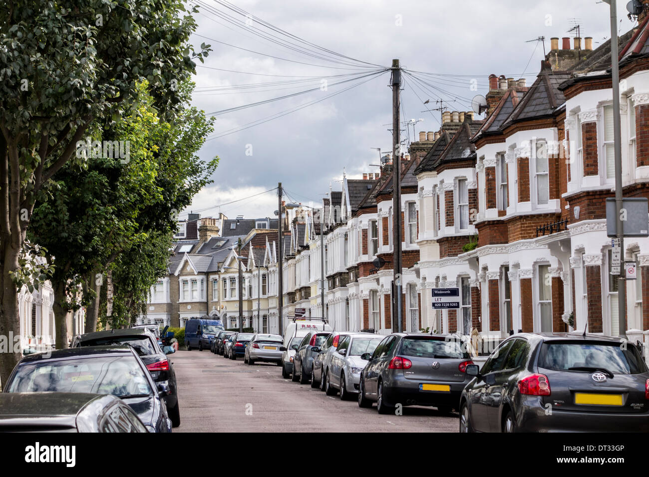 Eine Reihe von Reihenhäusern in Clapham, London, UK Stockfoto