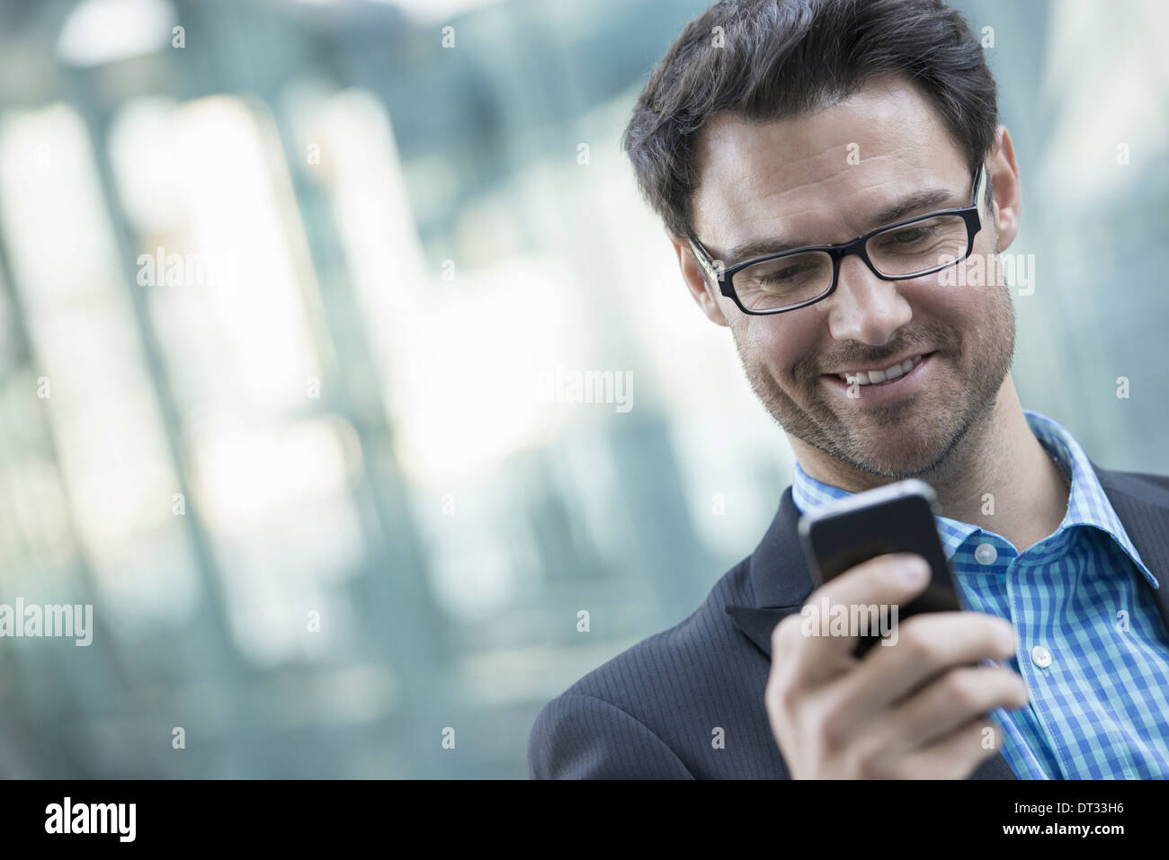 Ein Mann, der sein Handy prüfen Stockfoto