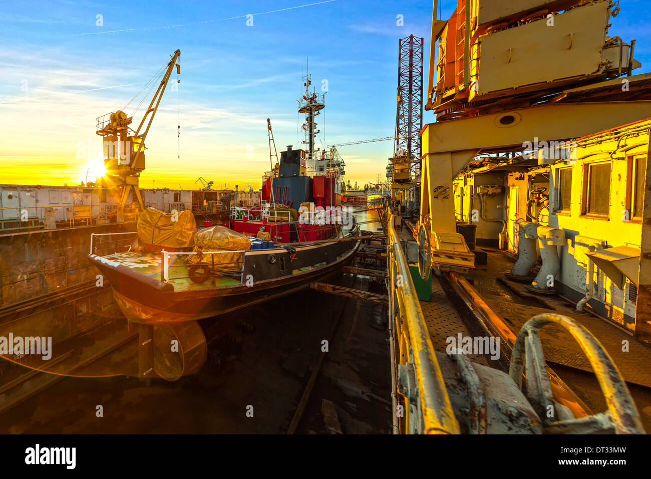 Schiff im Trockendock bei Sonnenaufgang - Werften in Danzig, Polen. Stockfoto