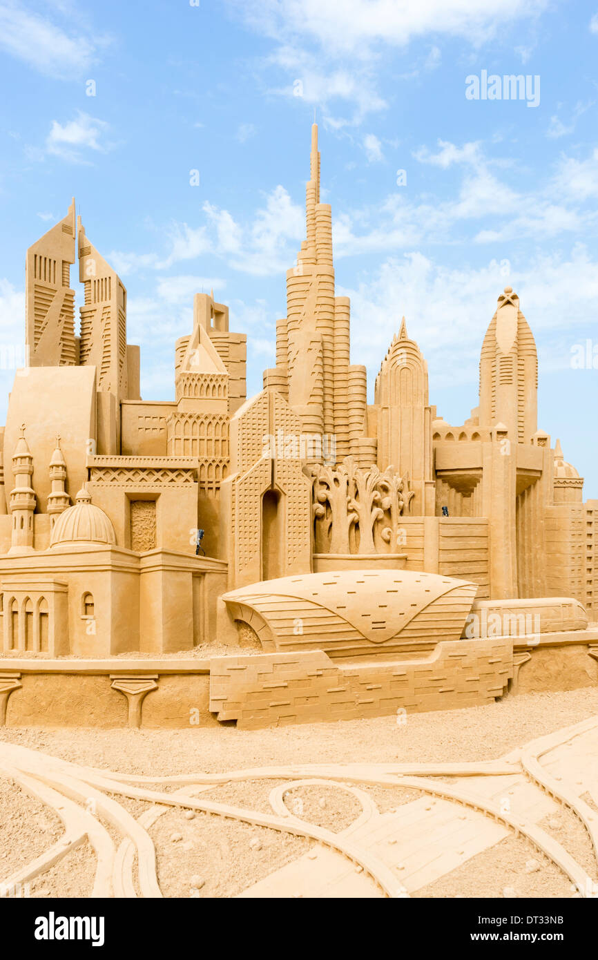 Sandskulpturen auf Skyline von Dubai mit vielen Wahrzeichen am Strand in Dubai Vereinigte Arabische Emirate Stockfoto