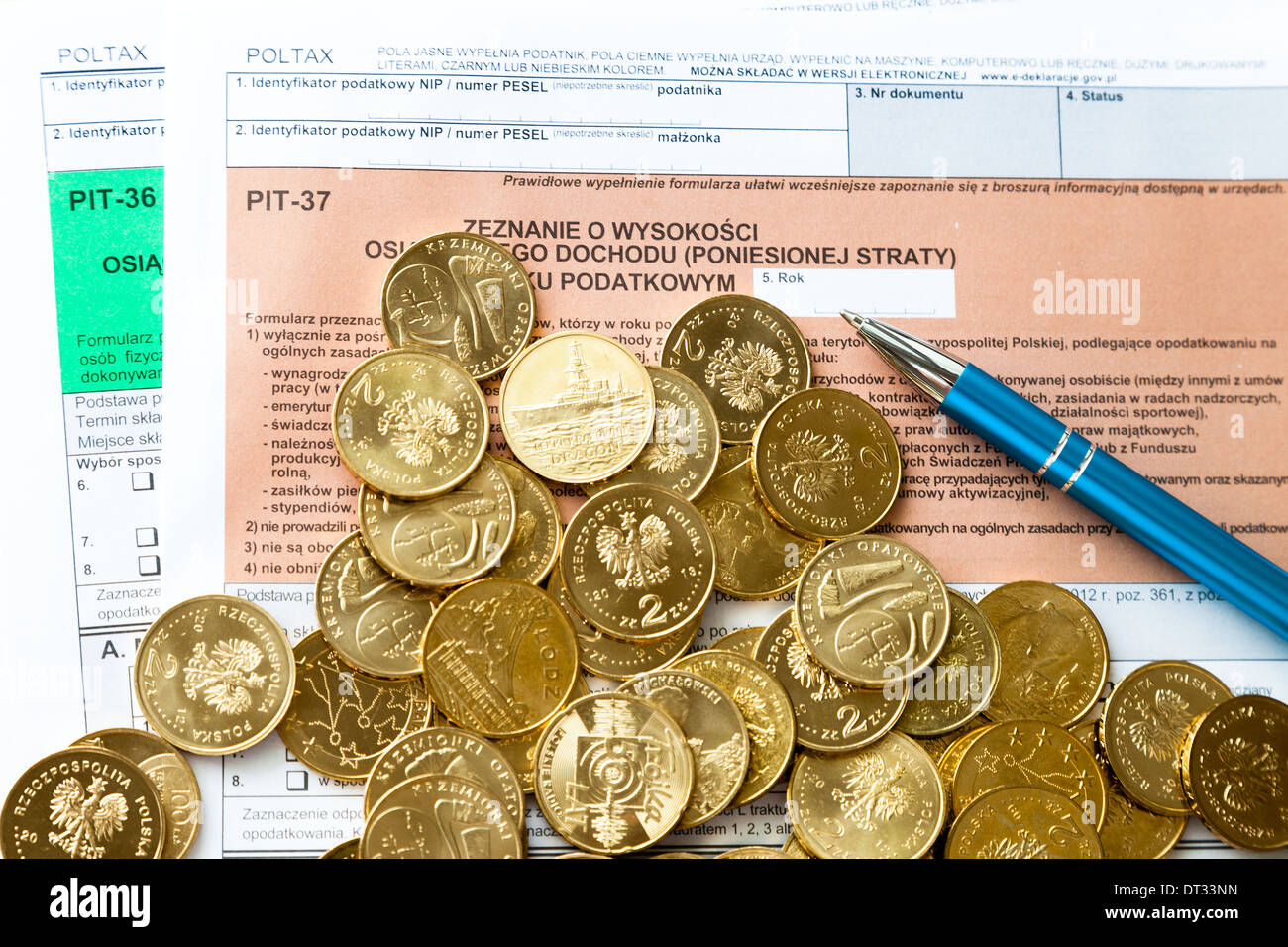 Polnische individuelle Einkommensteuer Formular Grube mit Geld und Stift ausfüllen. Stockfoto