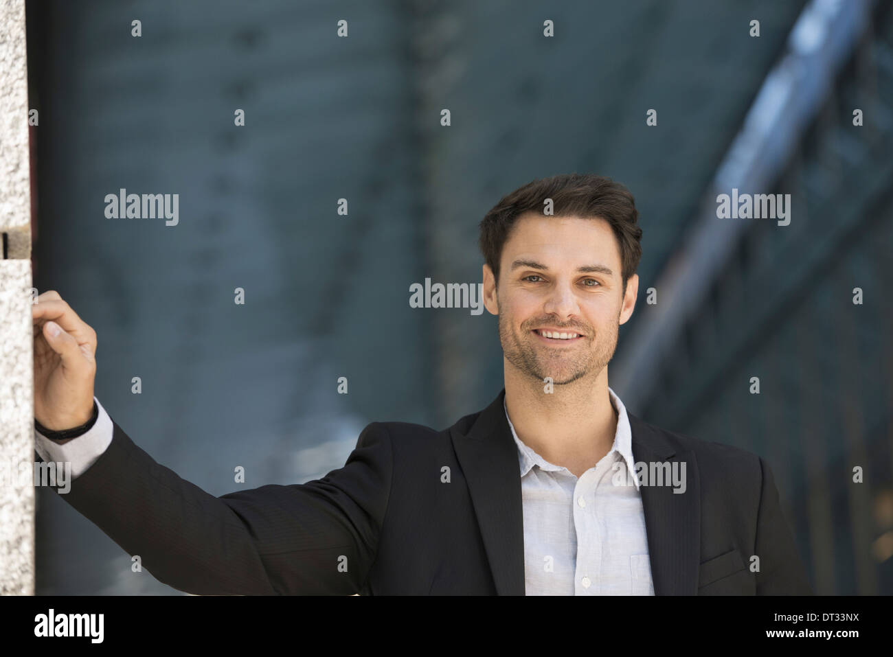 Ein Mann in einer schwarzen Jacke und offenes Hemd mit Kragen Stockfoto