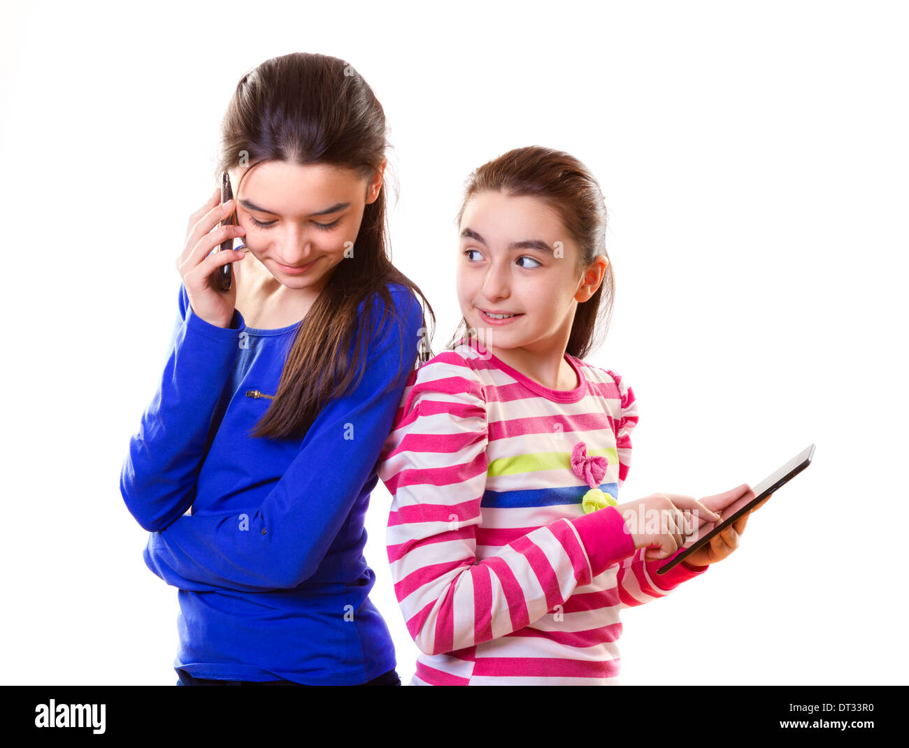 Glücklich Teenager-Mädchen mit digitalen Tablet und Smartphone auf weißem Hintergrund Stockfoto