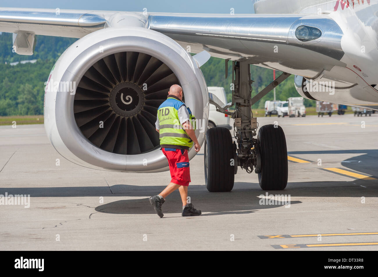 Das Jet-Datenbankmodul einen geparkten Boeing 737 Flugzeuge wird von einem Bodenpersonal Mechaniker geprüft. Stockfoto