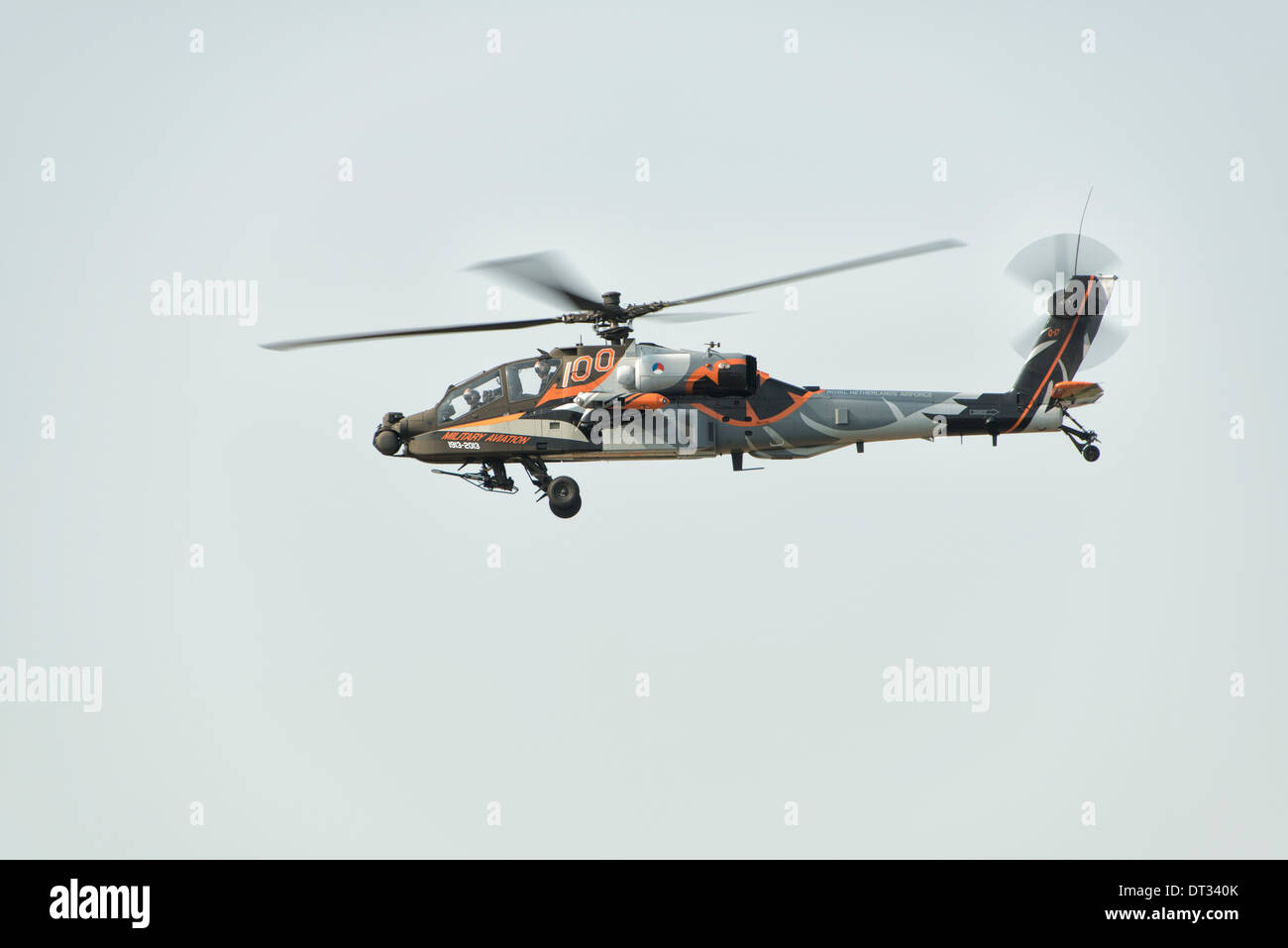 Königliche Luftwaffe der Niederlande Display Team Apache Kampfhubschrauber im hundertjährigen Sonderlackierung Job Etalagen 2013 RIAT Stockfoto