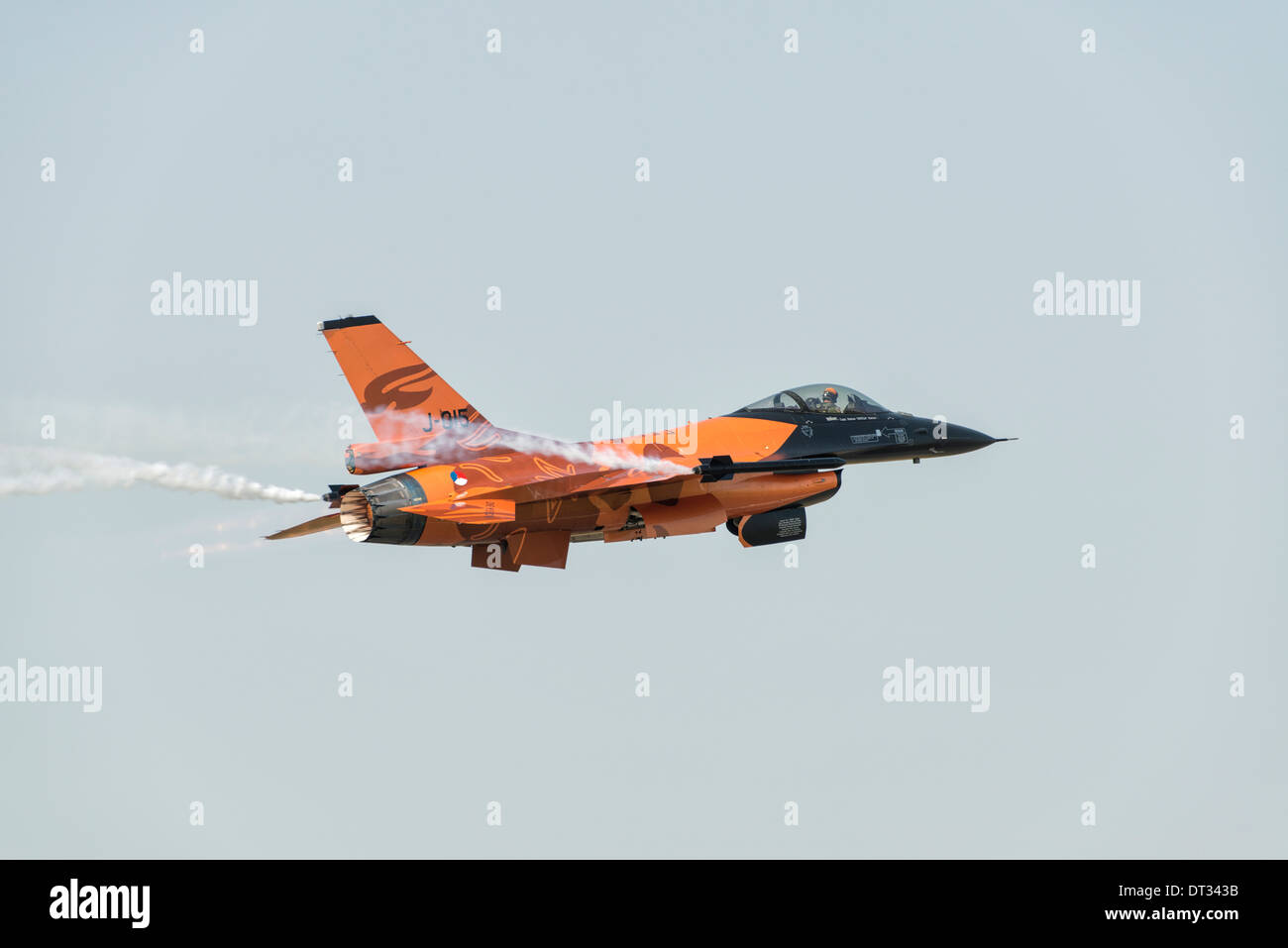 Lockheed Martin F-16 Kämpfer der Royal Netherlands Air Force Demo Team drin ist auffällig orange Lackierung zeigt bei der RIAT Stockfoto