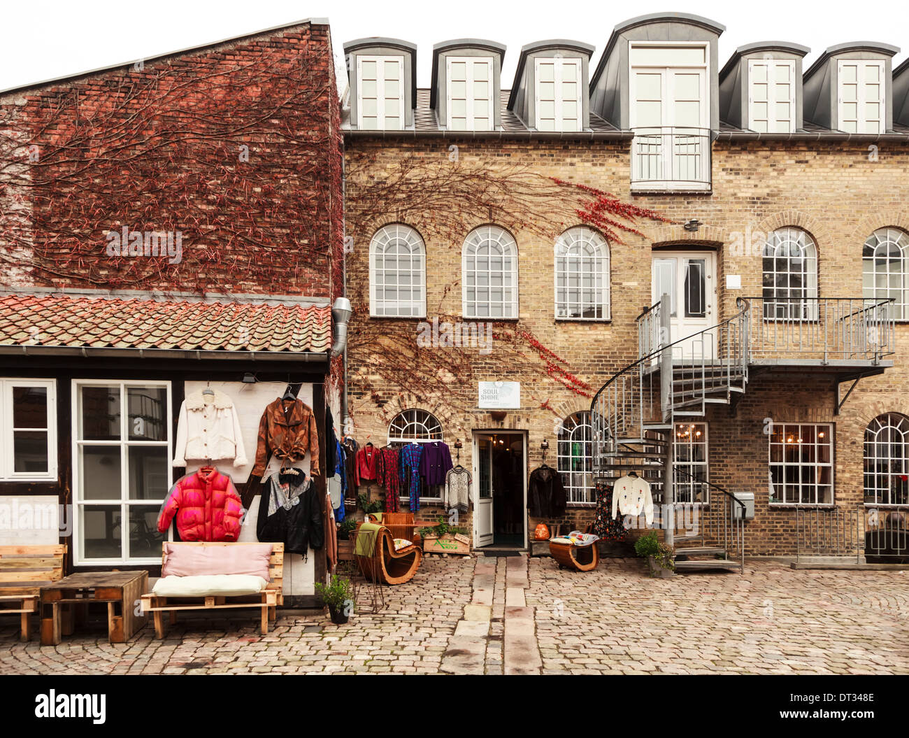 Ein exzentrischer Vintage-Kleidung-Shop in der dänischen Stadt Aarhus Stockfoto
