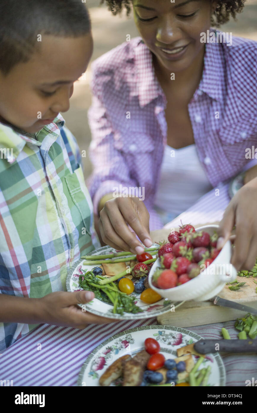 Mutter und Sohn nebeneinander Stockfoto