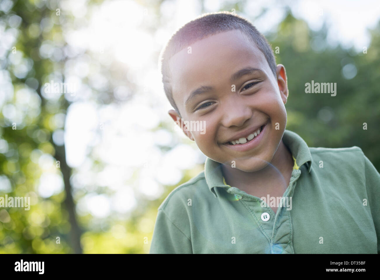 Ein kleiner Junge im Freien an einem Sommertag Stockfoto