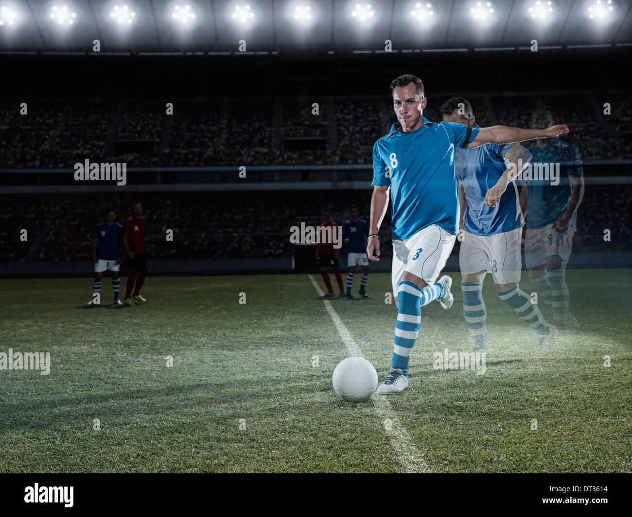 Fußball-Spieler nähert sich Ball am Feld Stockfoto