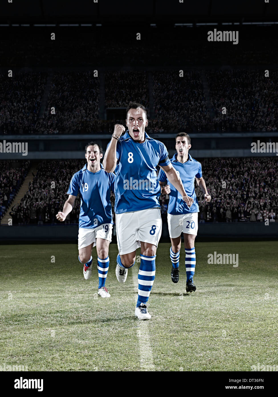 Fußball-Spieler, die auf Feld Stockfoto