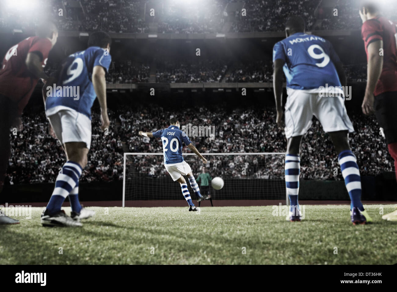 Fußball-Spieler treten Ball auf das Tor Stockfoto