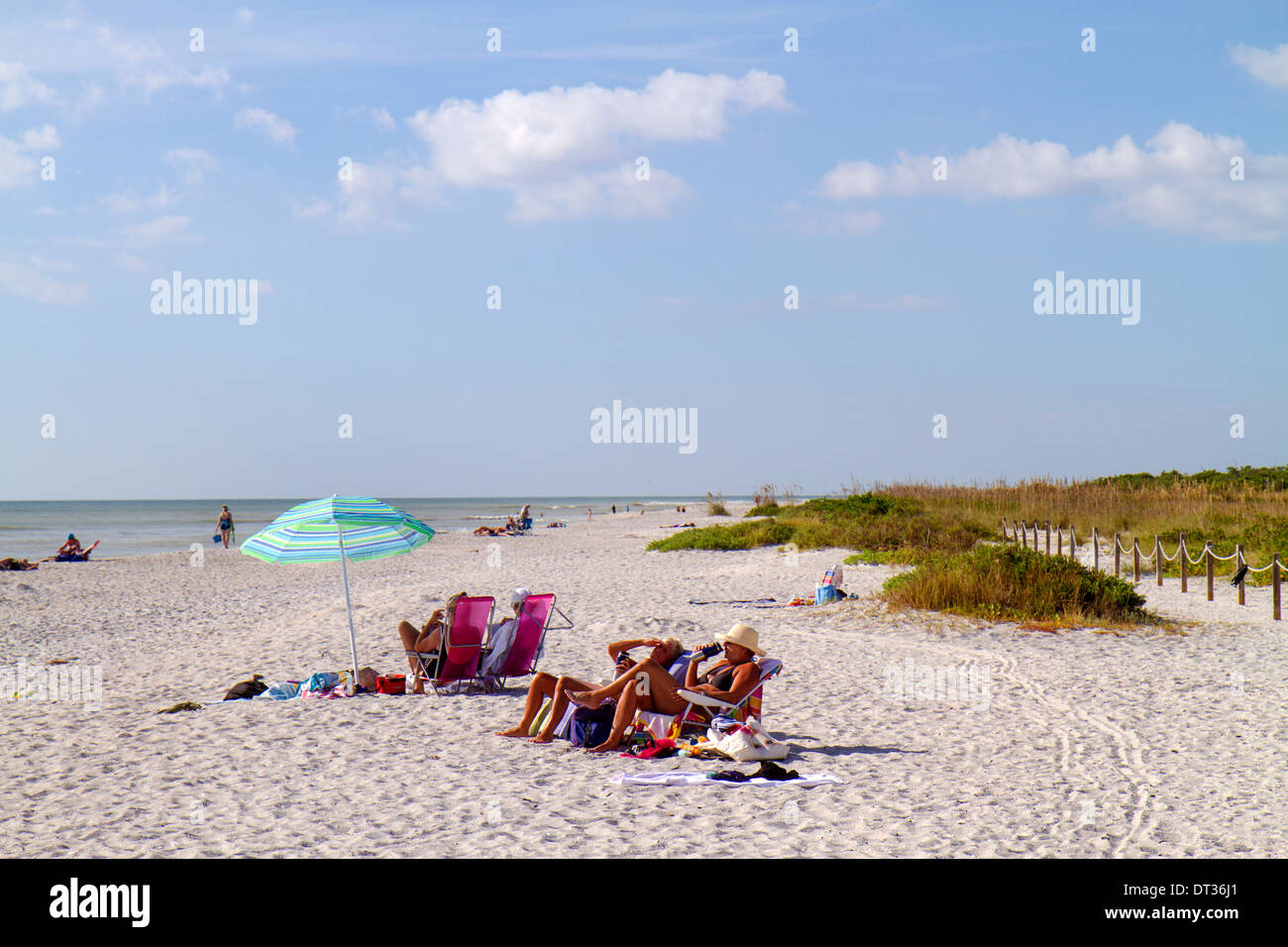 Florida Sanibel Barrier Island, Golf von Mexiko, Bowman's Beach, Sand, Sonnenanbeter, Öffentlichkeit, Besucher reisen Reise Tour touristischer Tourismus Wahrzeichen, Stockfoto