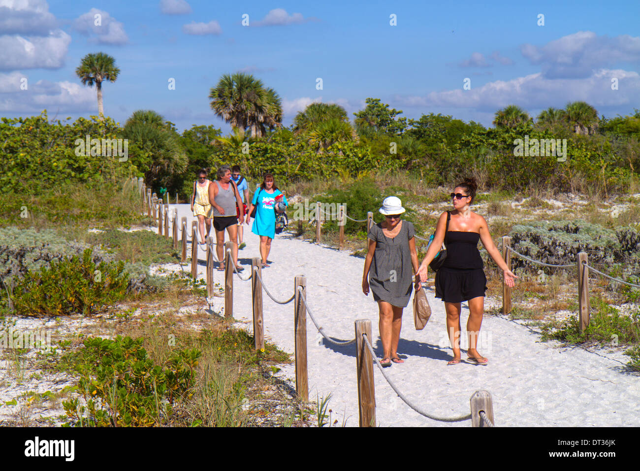 Florida Sanibel Barrier Island, Golf von Mexiko, Bowman's Beach, Sand, Sonnenanbeter, Öffentlichkeit, Pfad, Erwachsene Erwachsene Männer Männer männlich, Frau Frauen weibliche Dame, Ankunft, vi Stockfoto