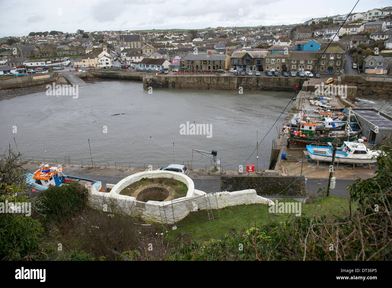 Porthleven, Cornwall, UK. 7. Februar 2014. Porthleven Hafen komplett leer in Vorbereitung auf den nächsten grossen Sturm Credit: Bob Sharples/Alamy Live News Stockfoto