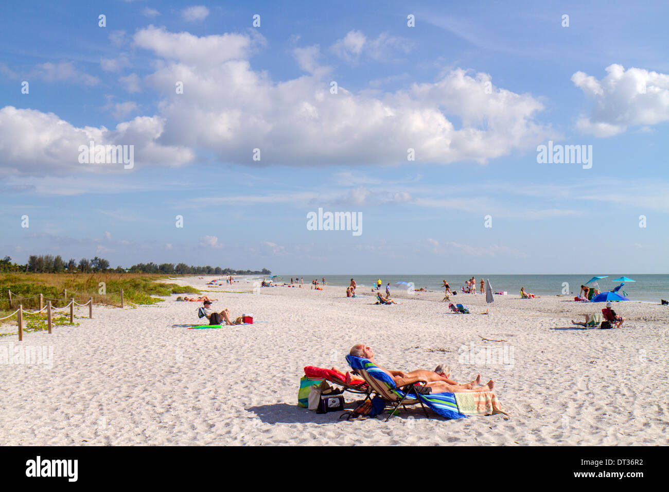 Florida Sanibel Barrier Island, Golf von Mexiko, Bowman's Beach, Sand, Sonnenanbeter, Öffentlichkeit, Besucher reisen Reise Tour touristischer Tourismus Wahrzeichen, Stockfoto