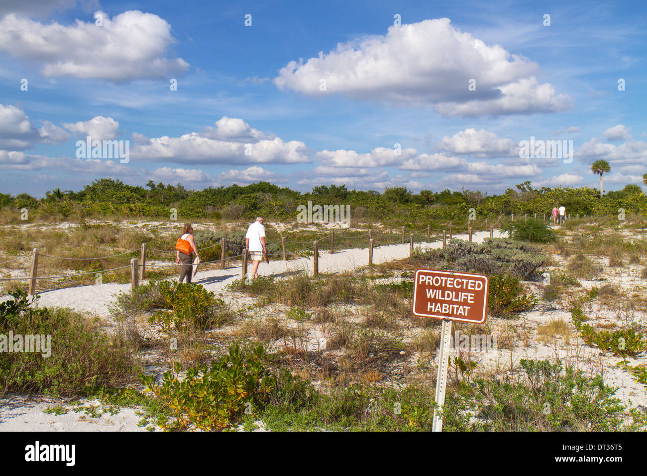 Florida Sanibel Barrier Island, Golf von Mexiko, Bowman's Beach, Sand, Sonnenanbeter, Öffentlichkeit, Schild, Logo, geschützter Lebensraum für Wildtiere, Pfad, Besucher reisen in Stockfoto