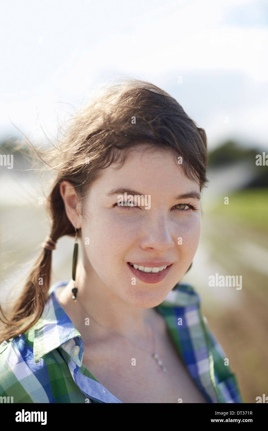 Eine junge Frau mit Zöpfen grünes blau kariertes Hemd Stockfoto