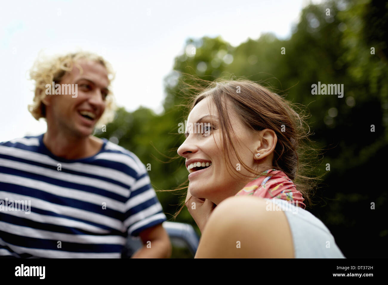 paar junger Mann und Frau im Wald Stockfoto
