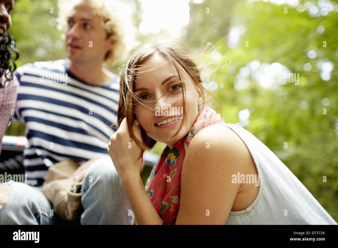 paar, ein junger Mann und eine Frau im Wald Stockfoto
