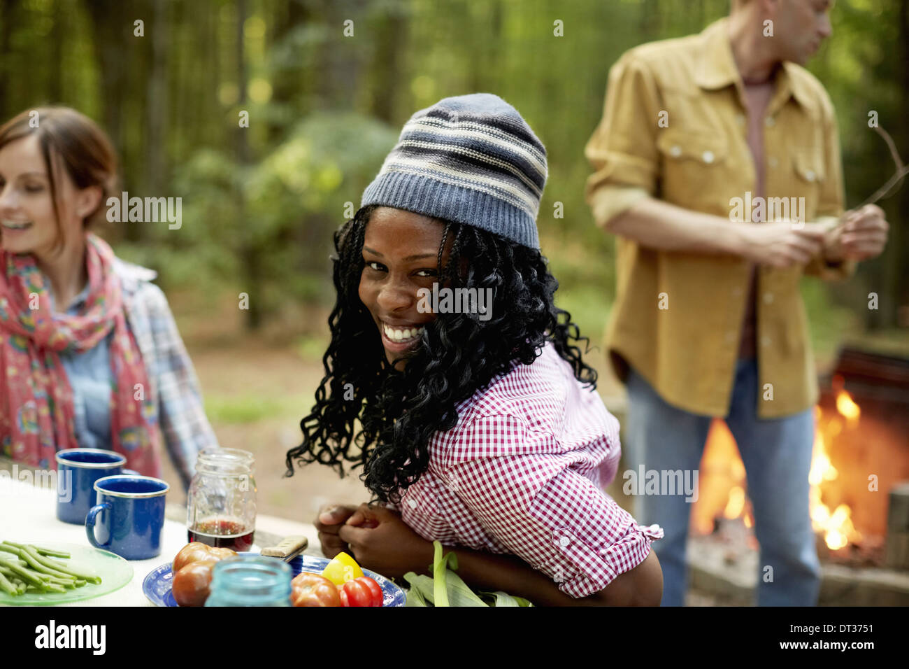 Eine Lichtung im Wald, die Leute sitzen Campingplatz Stockfoto