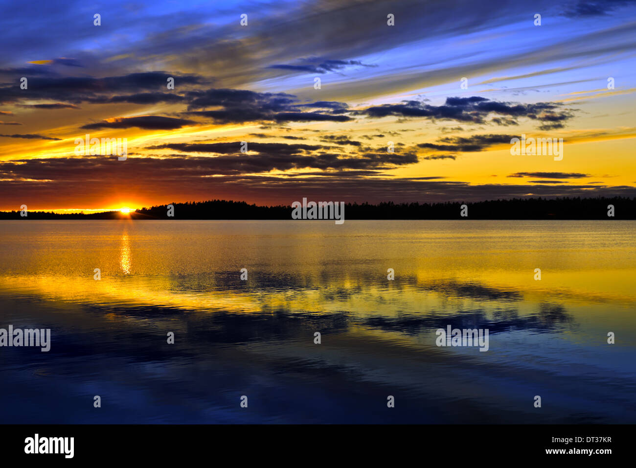 Fantastische Farben des Sonnenuntergangs. Lake Pongomozero, Nord-Karelien, Russland Stockfoto