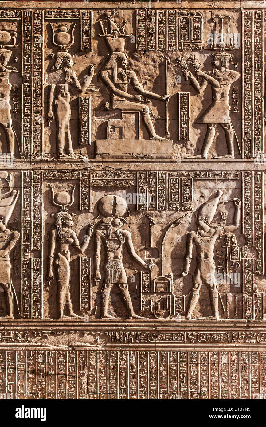 Bas-Reliefs an der Wand des alten ägyptischen Tempels in Kom Ombo. Stockfoto