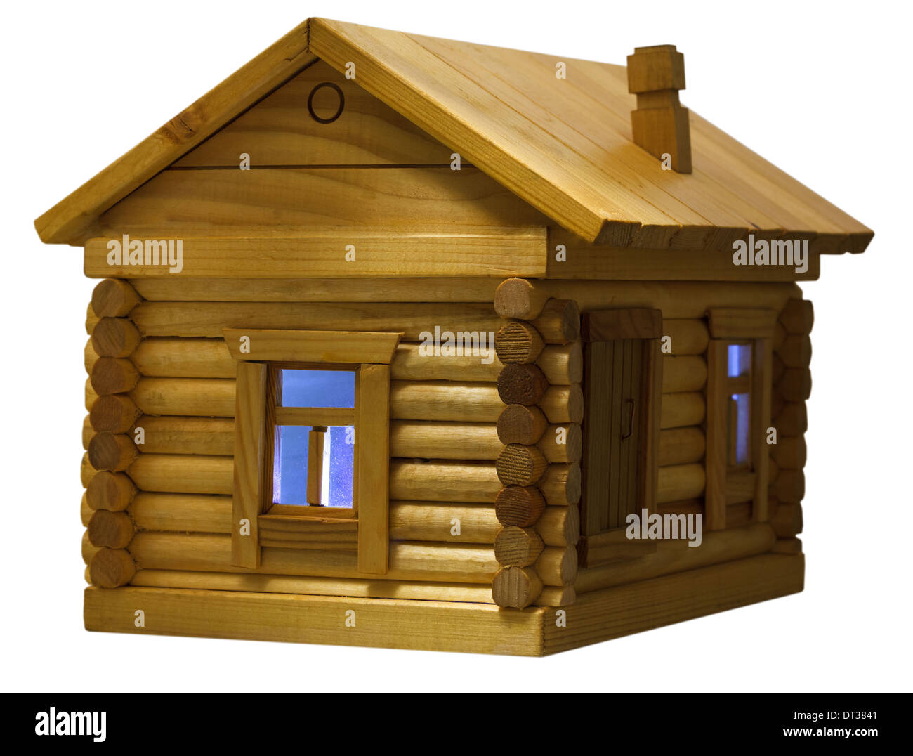 blaues Licht im Fenster des Modells der Holzscheit Dorfhaus Abend isoliert auf weißem Hintergrund Stockfoto