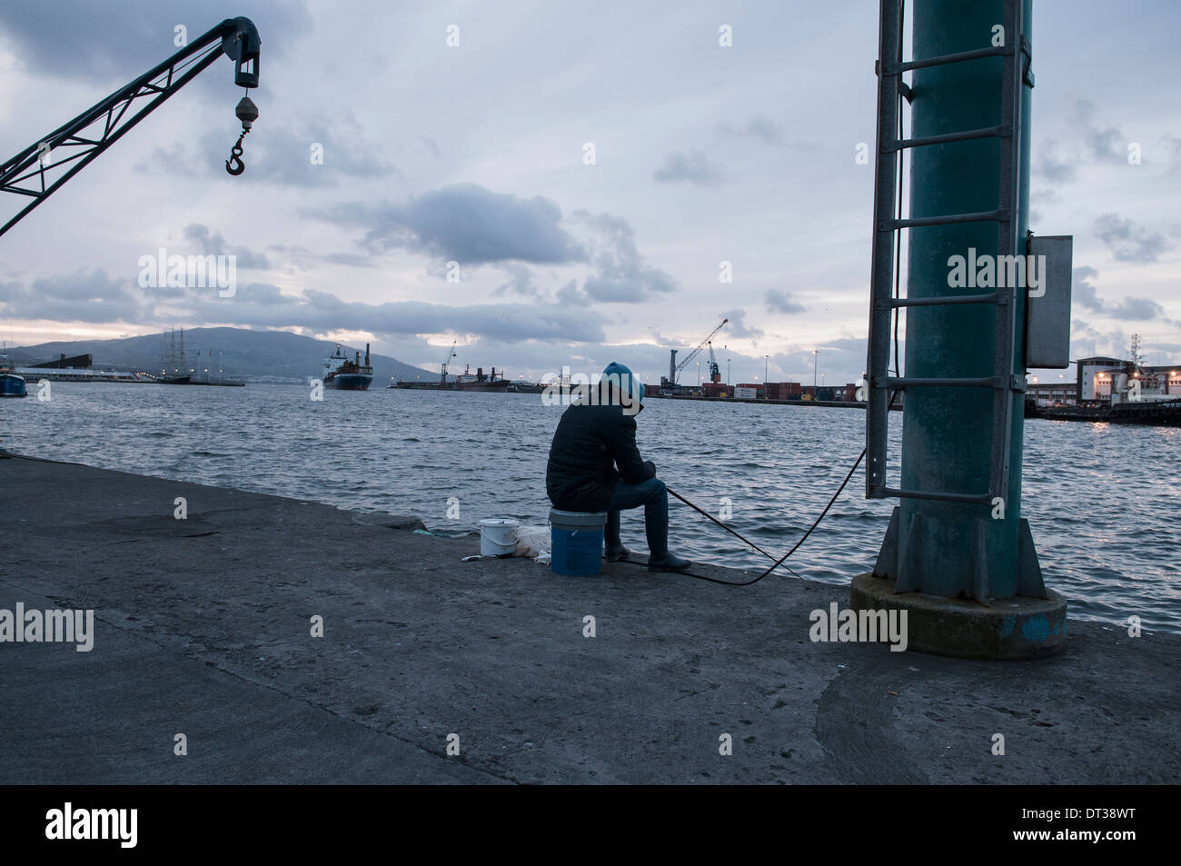 Fischer Angeln vom kommerziellen Angelsteg. Sao Miguel, Azoren-Archipels. Stockfoto