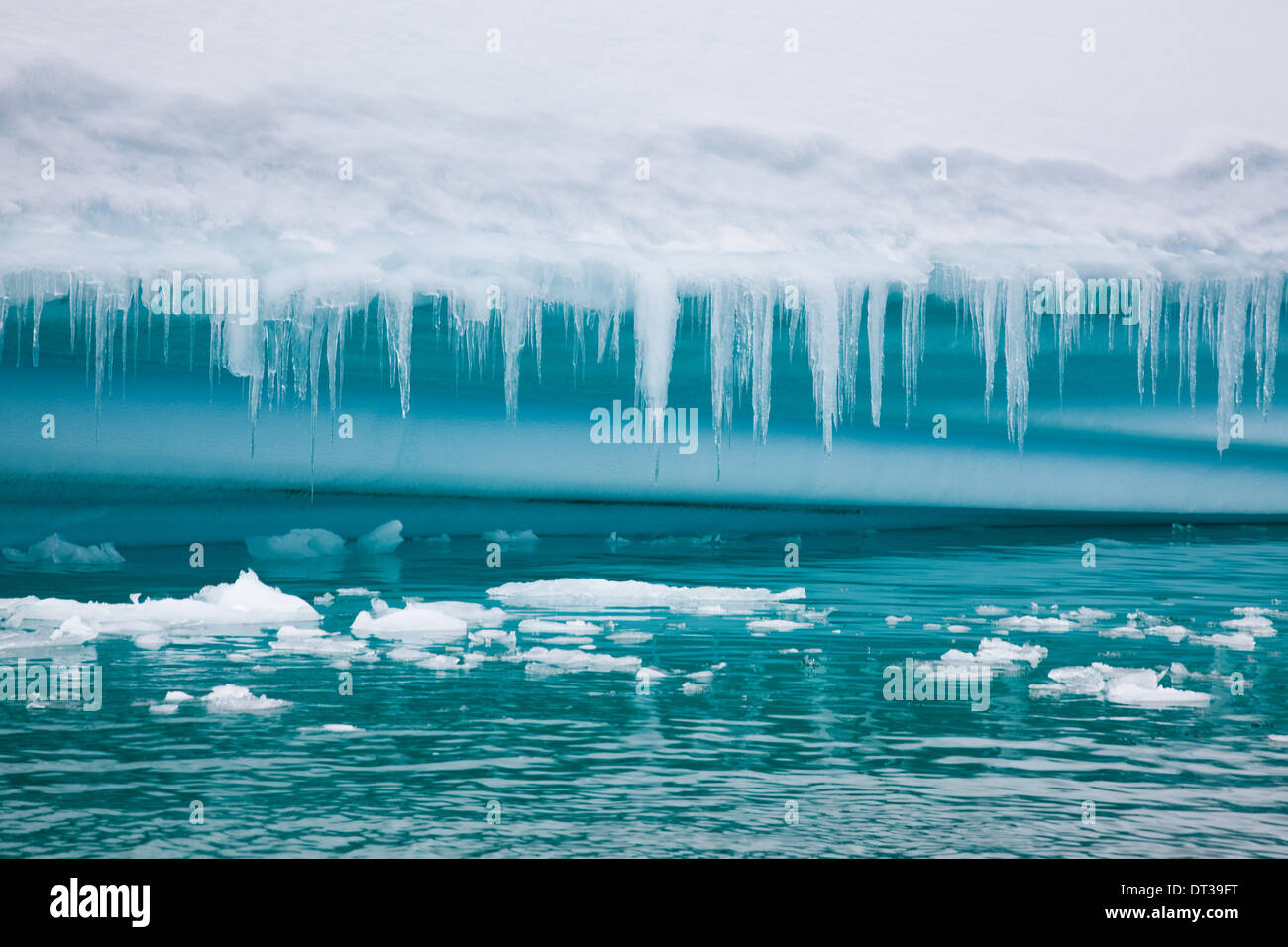 Eisberge und Eis auf dem Wasser Stockfoto