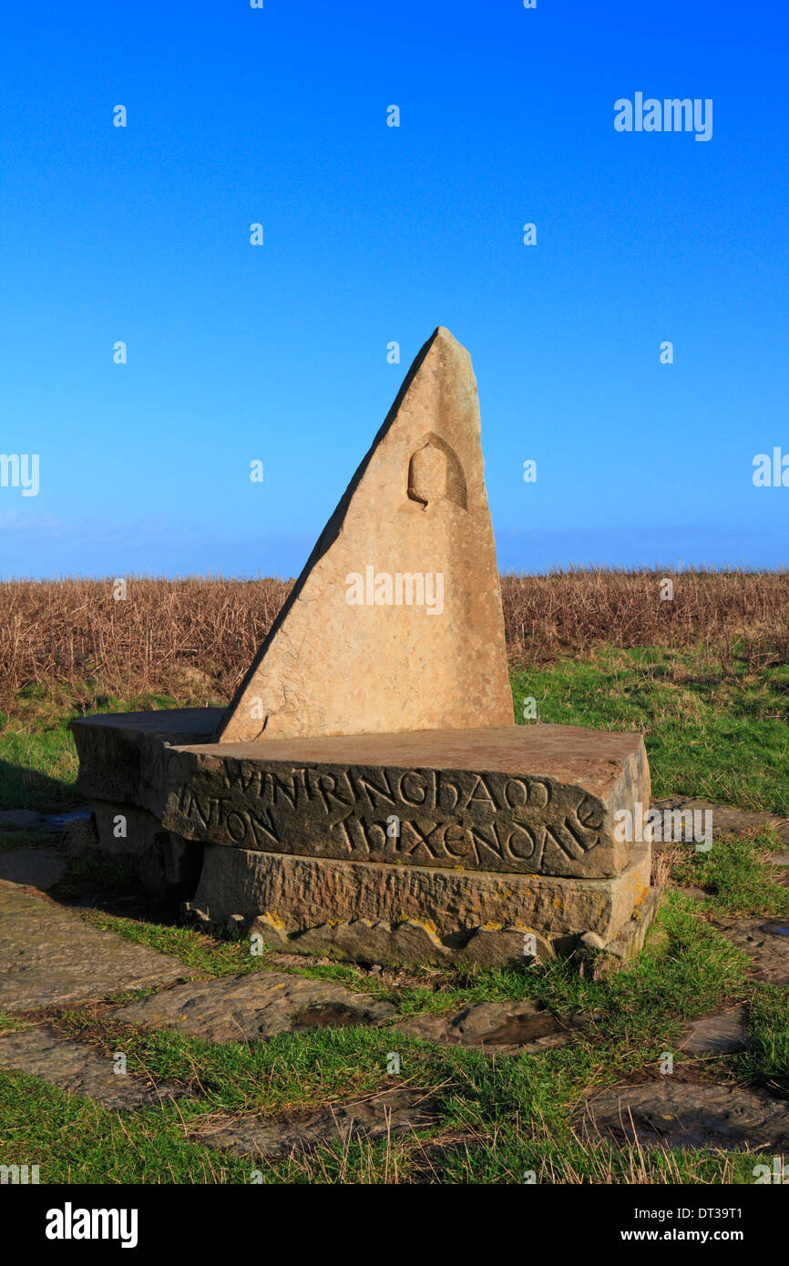 Stein markiert das Ende der Yorkshire Wolds Weise und Cleveland Art National Trails bei Filey Brigg, North Yorkshire, England, Vereinigtes Königreich, Stockfoto