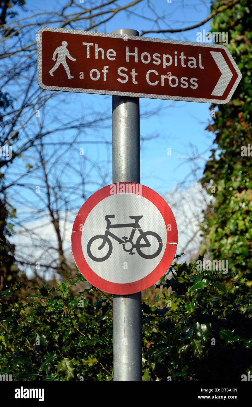 Verkehrszeichen auf einem Wanderweg mit keine Radsport Straßenschild und Fa braun Zeichen Wegbeschreibung zur Touristenattraktion Stockfoto