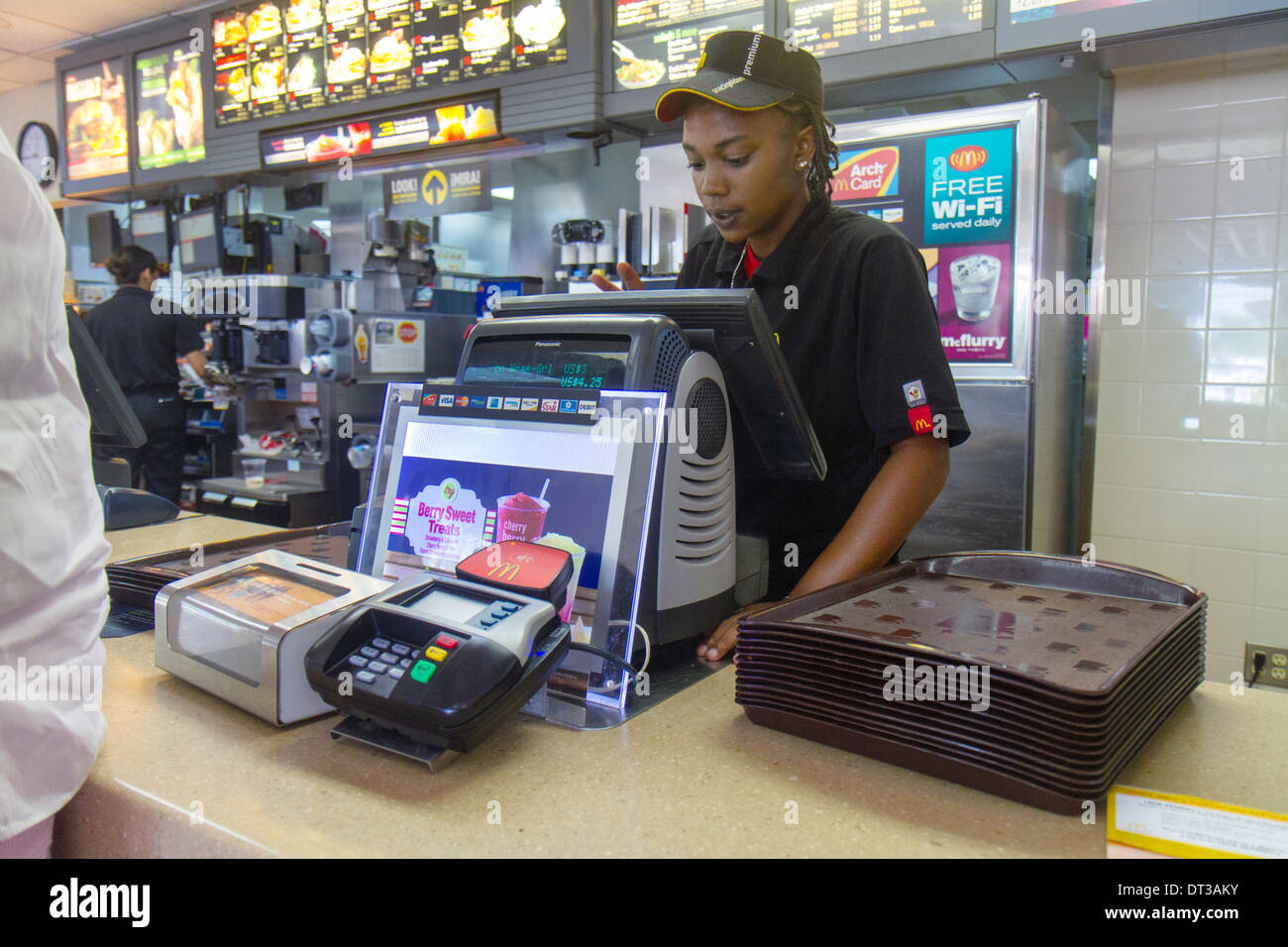 Florida, Fort Pierce, SR70, McDonald's Restaurant Restaurants Essen Essen Essen Essen Cafe Cafés, Fast Food, Hamburger, Kette, Theke, Schwarze Mädchen, Jugendliche, weiblich Stockfoto