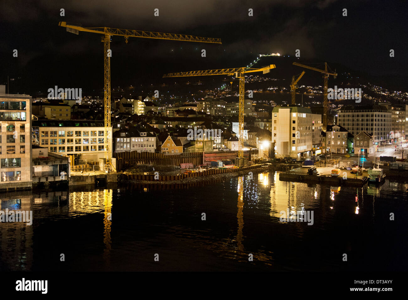 Nacht Blick in den Hafen von Bergen, Norwegen, mit dem Bau Bauarbeiten im Gange Stockfoto